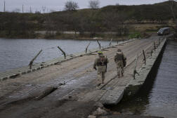 Des soldats ukrainiens sur un pont près de la ville de Kherson, le 3 décembre.