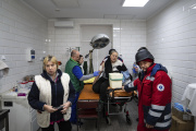 Des médecins examinent une femme blessée lors d’un bombardement russe, dans un hôpital de Kherson, en Ukraine, samedi 3 décembre 2022.