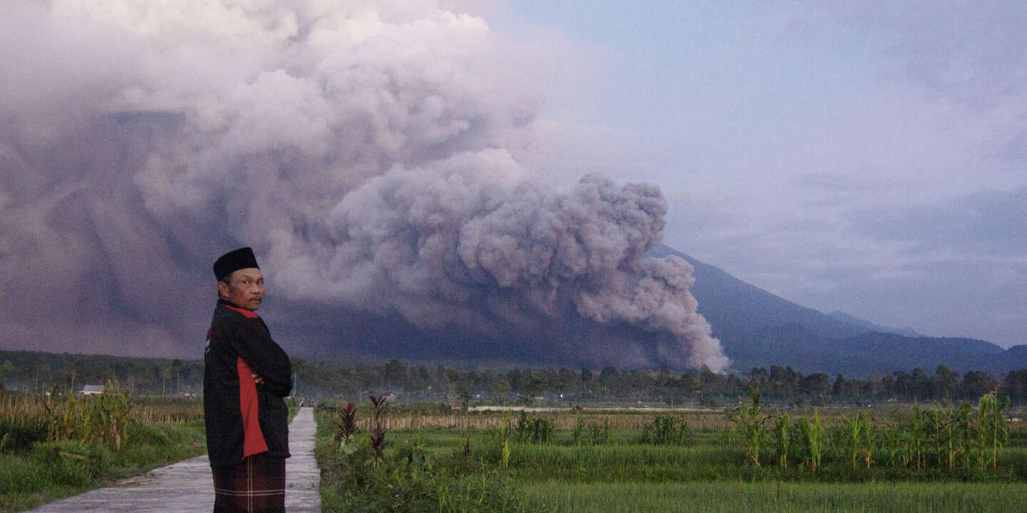 Le volcan Semeru entre en éruption sur l'île de Java, en Indonésie
