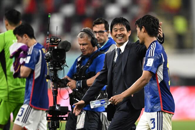L’entraîneur japonais Hajime Moriyasu félicite le défenseur Shogo Taniguchi à la fin du match entre le Japon et l’Espagne (2-1), le 1er décembre au stade international Khalifa, à Doha, pendant le Mondial 2022.