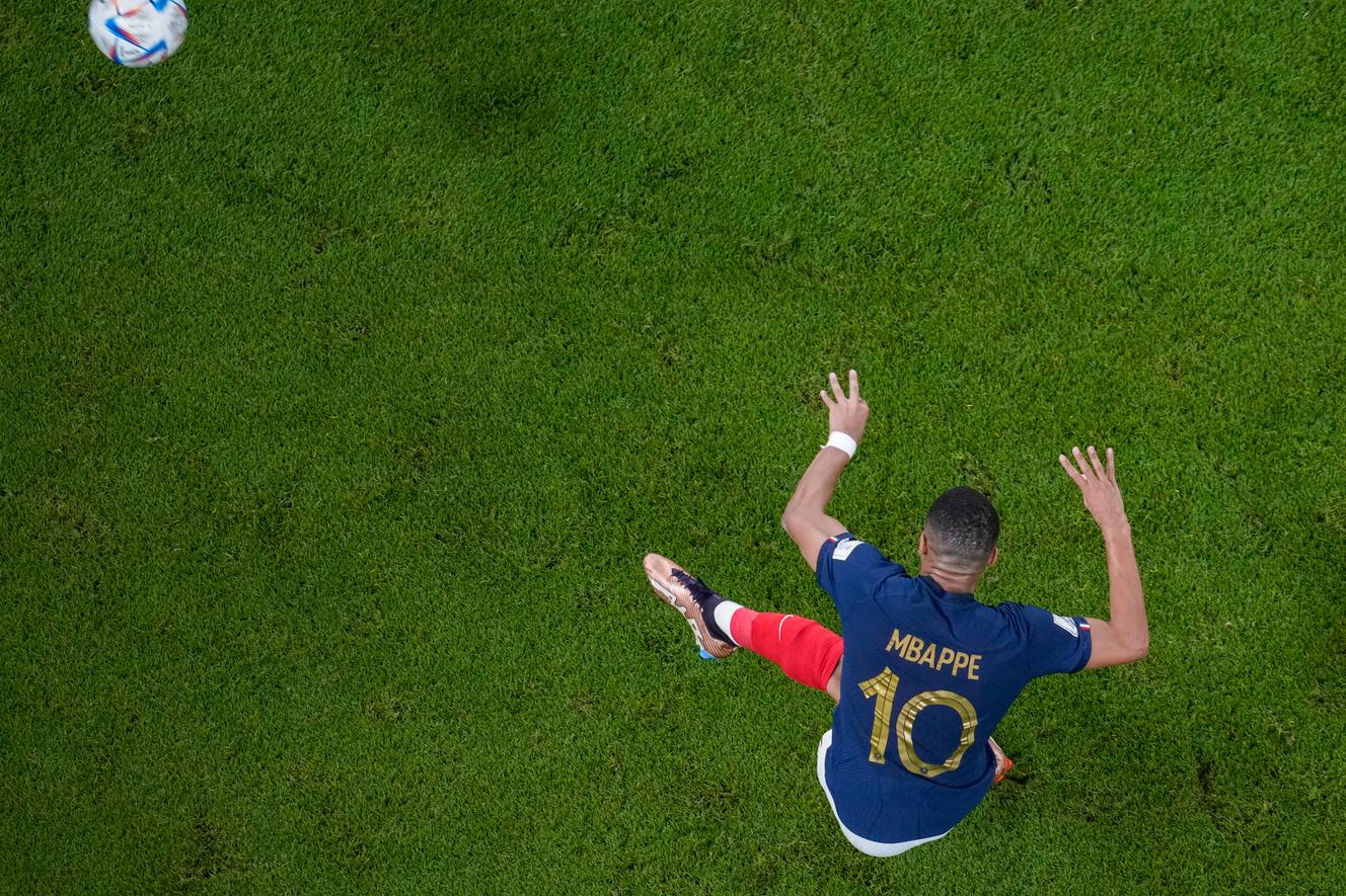 Kylian Mbappé inscrit son second but contre la Pologne en huitièmes de finale de la Coupe du monde, le 4 décembre 2022, à Doha.