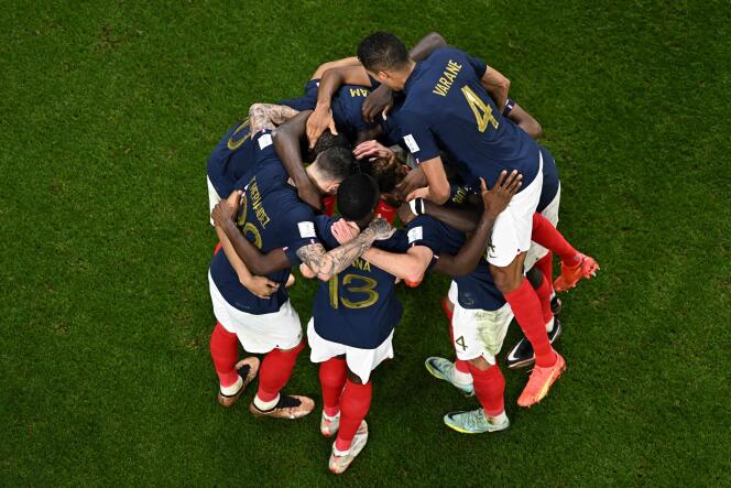 Kylian Mbappé y sus compañeros, durante los octavos de final del Mundial 2022 entre Francia y Polonia, en Doha, Qatar, el 4 de diciembre de 2022.