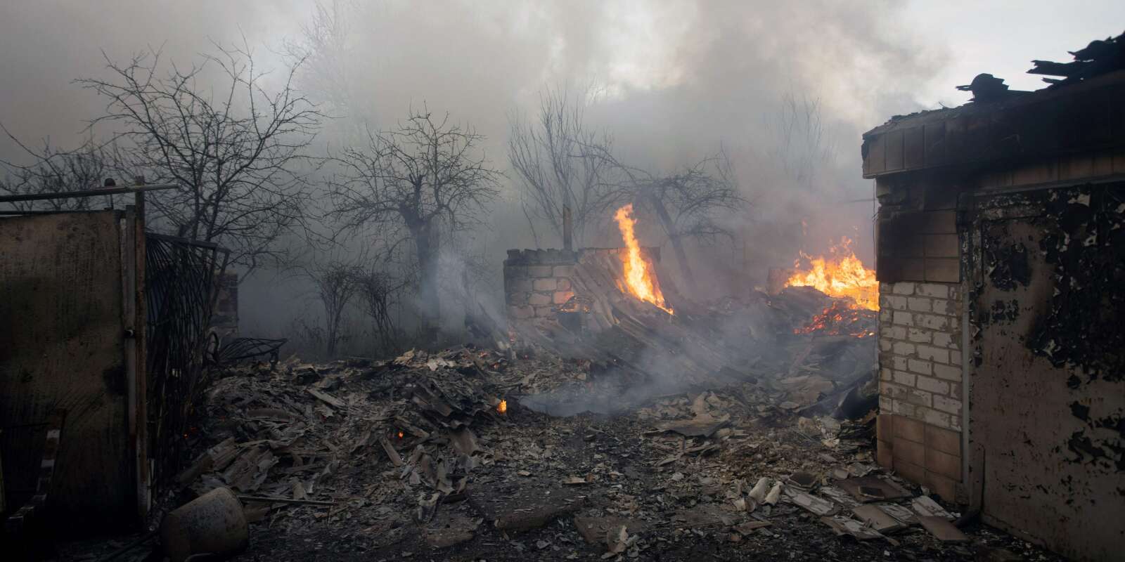 Un bâtiment en feu après un bombardement à Bakhmout, dans la région de Donetsk, le 4 décembre 2022.