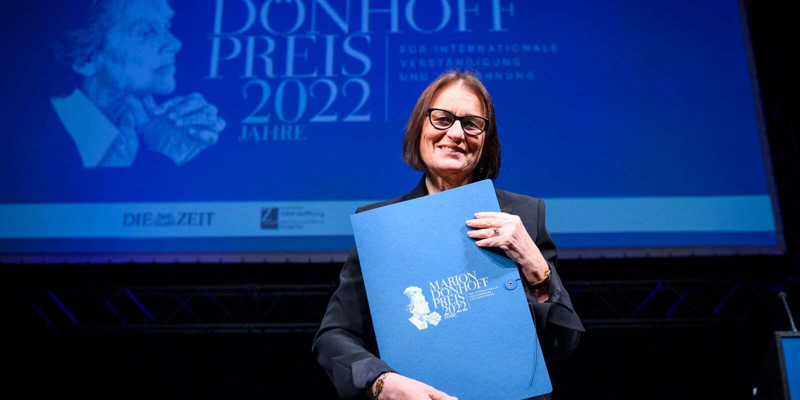 L’historienne Irina Scherbakova, cofondatrice de l’ONG russe de défense des droits de l’homme, lauréate du prix Nobel de la Paix 2022, reçoit le prix Marion Dönhoff pour ses années de militantisme en Russie au service de la cause des droits de l’homme. A Hambourg, le 4 décembre 2022.