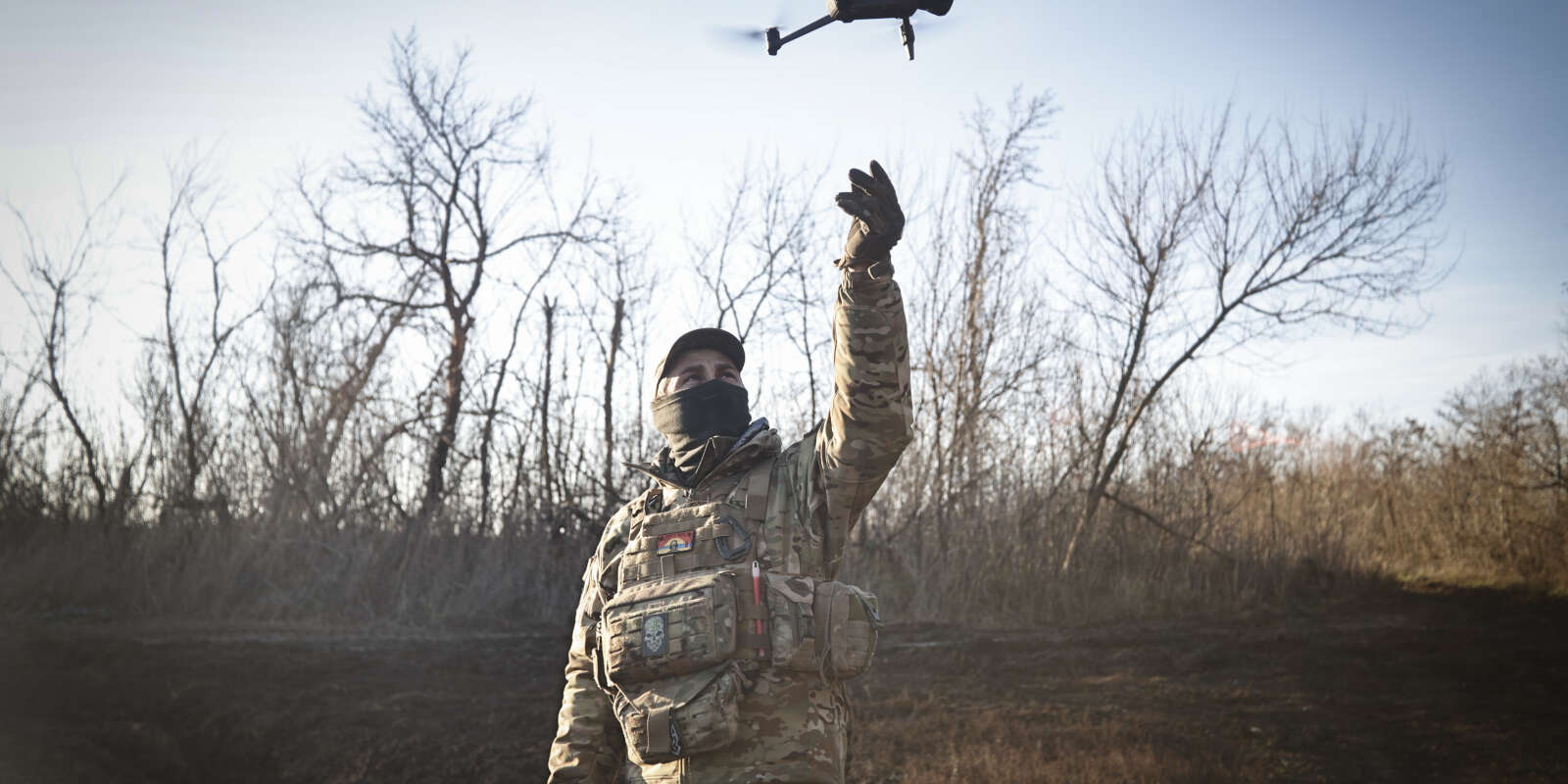 Un soldat ukrainien opérant un drone dans la région de Donetsk, le 4 décembre.