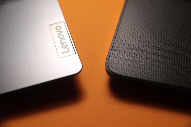 On the left, Lenovo's imitation metal plastic is very sensitive to scratches, like Acer and Asus.  On the right, the HP's textured plastic seems more durable.