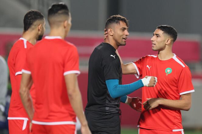 Le Marocain Achraf Hakimi (à droite) à l’entraînement avec ses coéquipiers à Doha, lundi 5 décembre. Le Maroc affronte mardi 6 décembre l’Espagne, en huitième de finale du Mondial 2022, à Al-Rayyan (Qatar). 