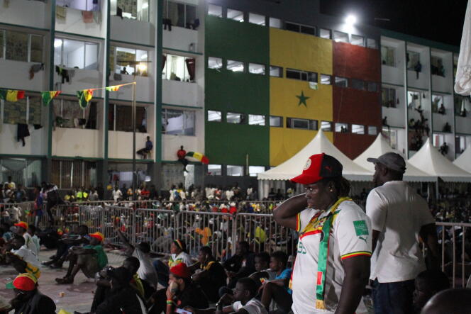 Des supporteurs réunis dans la fan-zone de l’université Cheikh-Anta-Diop de Dakar, dimanche 4 décembre. 