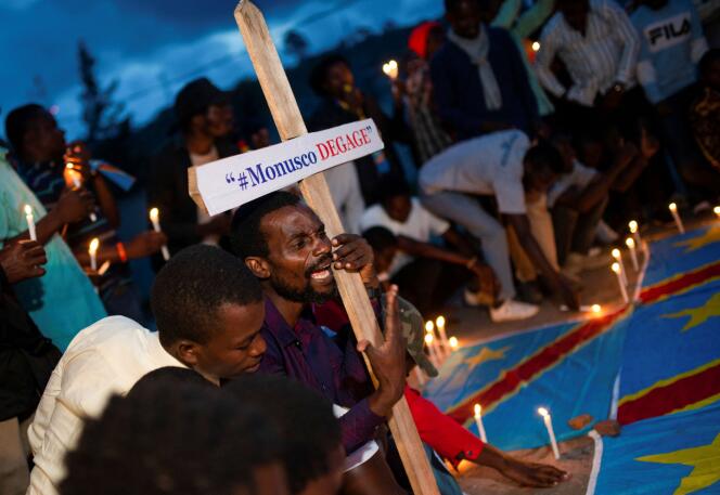 Des Congolais expriment leur colère contre la mission des Nations unies dans le pays, lors une veillée en hommage aux civils tués par la rébellion M23 au Nord-Kivu, en République démocratique du Congo, le 5 décembre 2022. 
