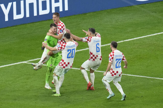 La joie des Croates, qui célèbrent leur gardien, Dominik Livakovic, après leur victoire contre le Japon aux tirs au but, lundi 5 décembre 2022, à Al-Wakrah (Qatar). 