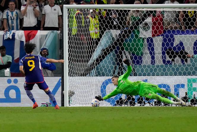 Croatian goalkeeper Dominik Livakovic blocks a shot by Japanese Kaoru Mitoma, during the round of 16 of the World Cup between their countries, Monday, December 5, 2022, at Al-Janoub Stadium, Al-Wakrah .