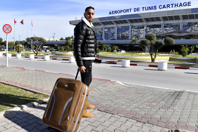 Elyes Jelassi, 28 ans, à l’aéroport de Tunis-Carthage, le 28 novembre 2022. Cet infirmier a été recruté à distance par une clinique de Wiesbaden, dans l’ouest de l’Allemagne, qui le logera gratuitement les six premiers mois.