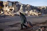 Une femme âgée devant un bâtiment détruit à Bakhmout, dans la région de Donetsk, le 4 décembre 2022.