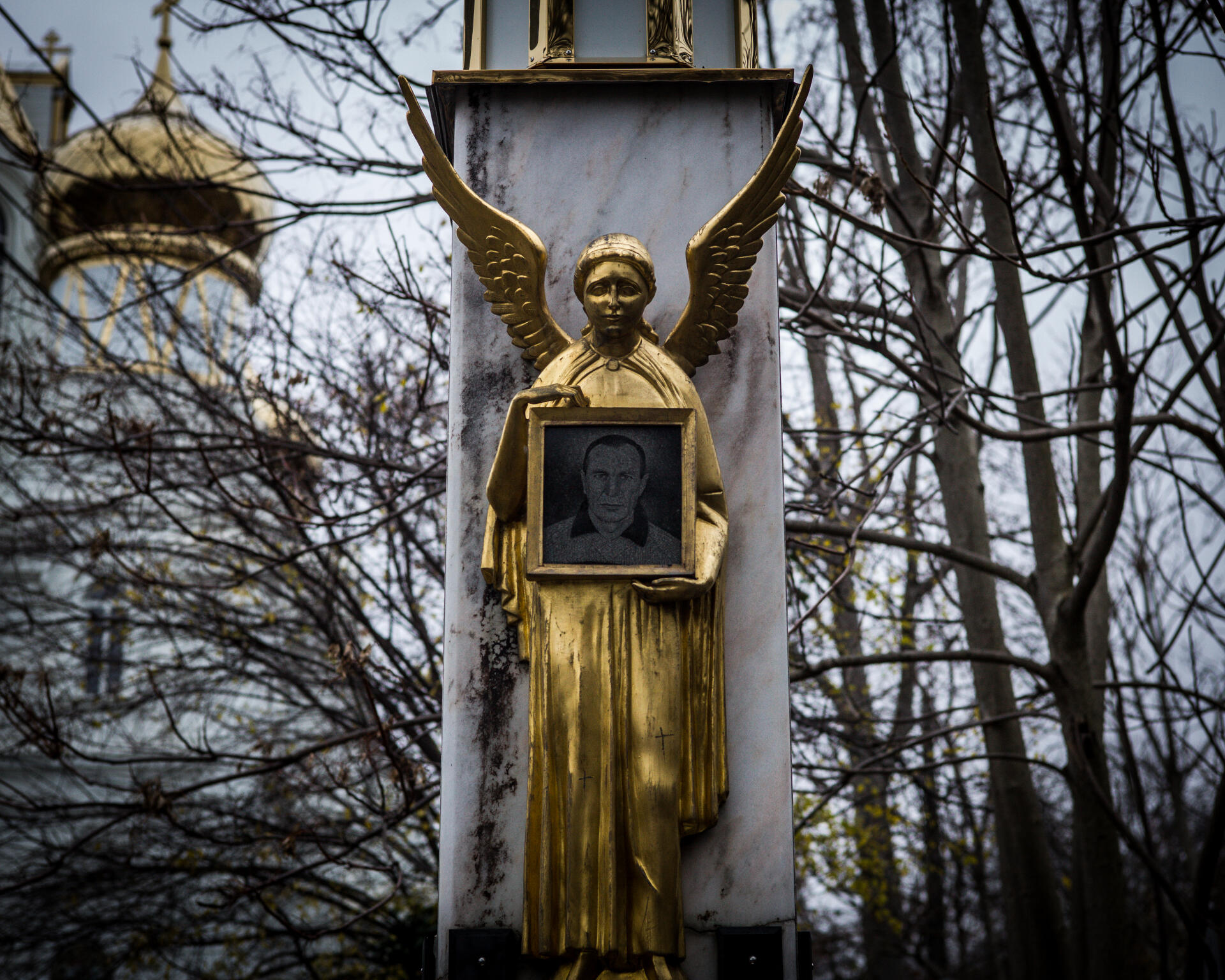 La tombe de Kulivar Viktor, connu sous le nom “Karabas”, à Odessa (Ukraine), le 30 novembre 2022. Il était l’un des criminels les plus puissant de la ville, et a été assassiné en 1997 à l’âge de 49 ans dans une ruelle de la ville.