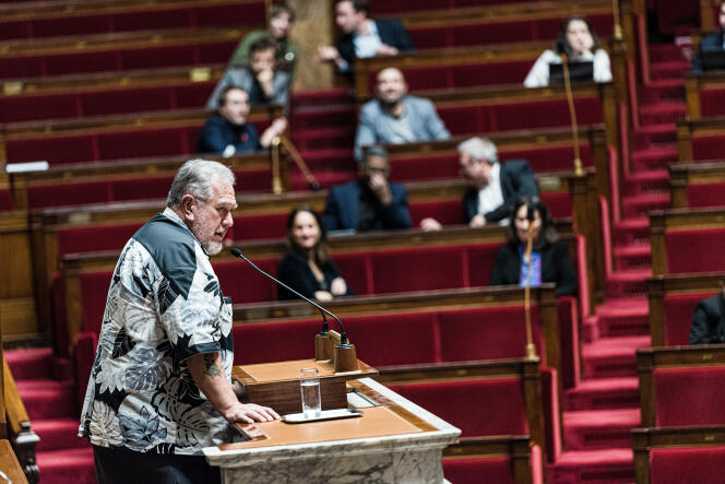 Moetai Brotherson, en el podio de la Asamblea Nacional, en París, el 2 de diciembre de 2022.