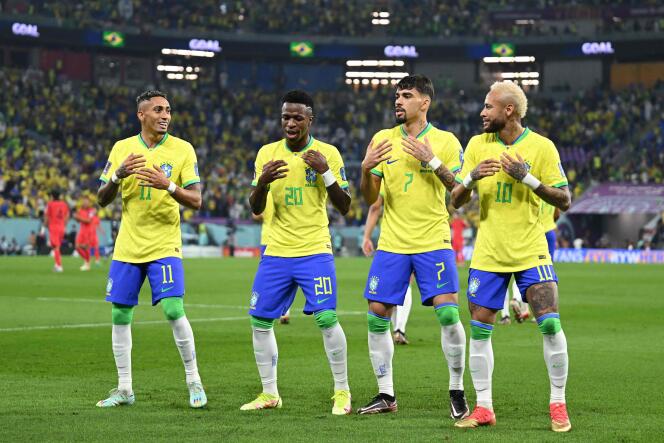     Vinicius Junior (drugi od lewej) świętuje gola z Lucasem Paquetą, Rafinhą i Neymarem w wygranym 4:1 meczu Brazylii z Koreą Południową w 1/8 finału mistrzostw świata na Stade 974 w Doha, 5 grudnia 2022 r.