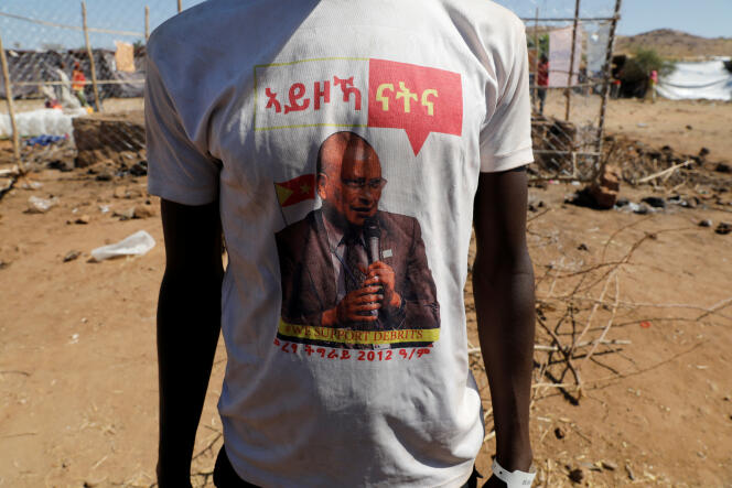 Un réfugié éthiopien porte un tee-shirt représentant le leader tigréen Debretsion Gebremichael, au camp soudanais d’Oum Rakuba, le 29 novembre 2020.