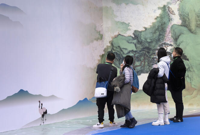 Des membres de la délégation chinoise examinent les installations du pavillon de la Chine, pays hôte de la conférence des Nations unies sur la biodiversité COP15, à Montréal (Canada), le 2 décembre 2022.