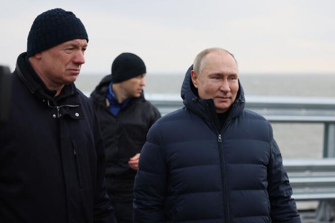 Le président russe, Vladimir Poutine (à droite), aux côtés du vice-premier ministre, Marat Khousnoulline, visite le pont de Crimée, le 5 décembre 2022.