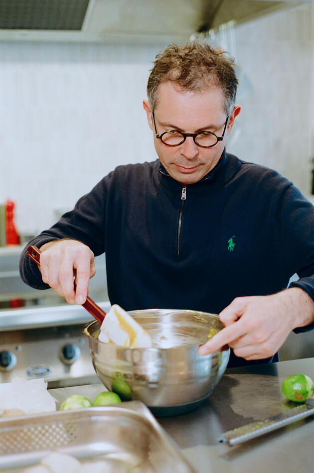 Pascal Barbot au travail dans la cuisine du restaurant Lago, à Paris, le 23 novembre 2022.