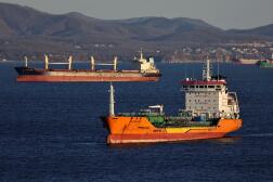 Le pétrolier RN Polaris navigue près de la ville portuaire de Nakhodka, en Russie, le 4 décembre 2022. 