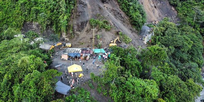 Le glissement de terrain est survenu dimanche sur une route de montagne dans la municipalité de Pueblo Rico, dans le nord-ouest de la Colombie.