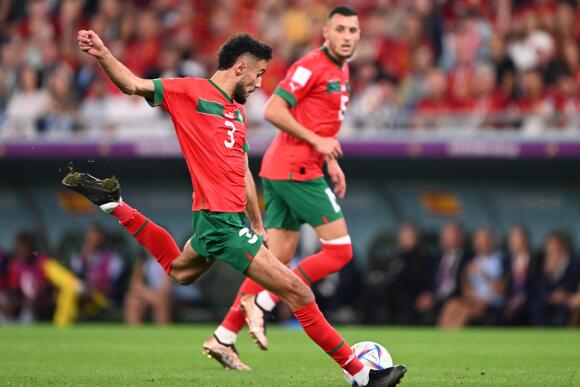 Noussair Mazraoui n’a pas hésité à prendre sa chance, et il a bien eu raison. Il offre au Maroc sa première frappe cadrée de la partie.