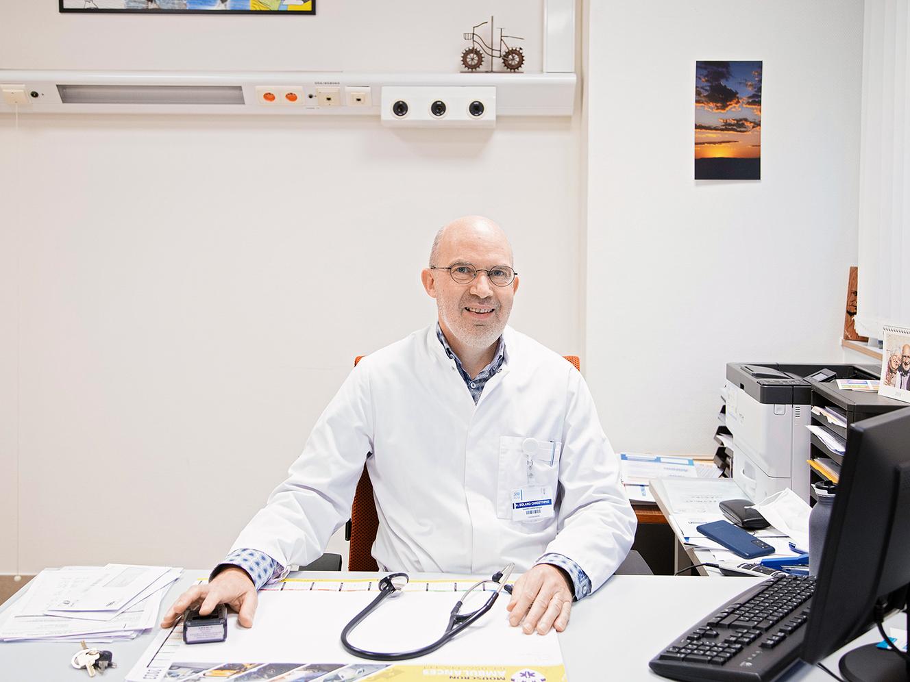 Le gastro-entérologue Christophe Boland officie au centre hospitalier de Mouscron (Belgique), où il a déjà pratiqué des euthanasies. Ici dans son bureau, le 5 décembre 2022.