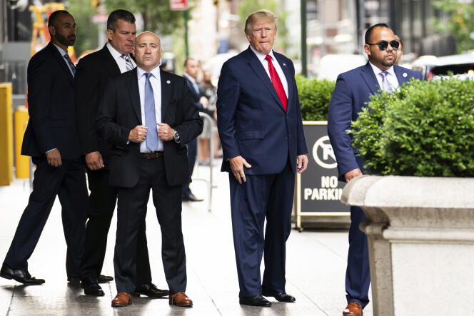 L’ancien président des Etats-Unis Donald Trump, devant la Trump Tower, à New-York, le 10 août 2022.