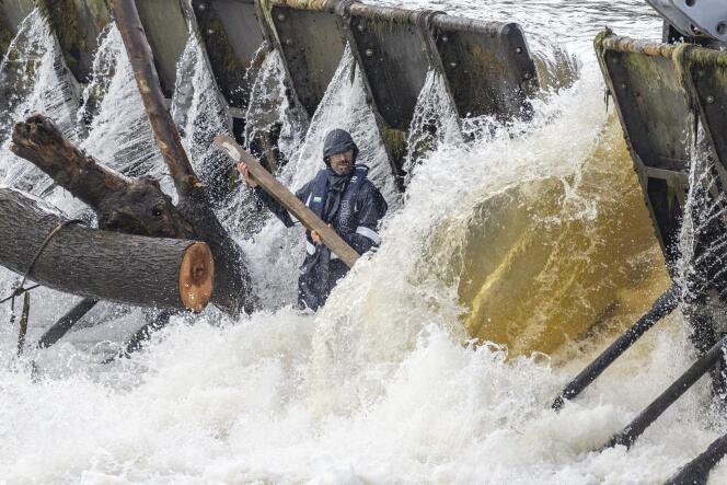 Le déblocage d’un embacle sur la Loire  en crue, à Roanne (Loire), par un agent de l’entreprise publique Voies navigables de France, en mai 2021.  