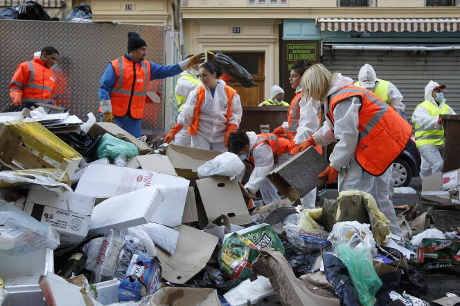 Garbage collectors had to deal with 9,000 tons of rubbish which accumulated in the streets in October 2010, following a strike in Marseilles, at the call of FO.