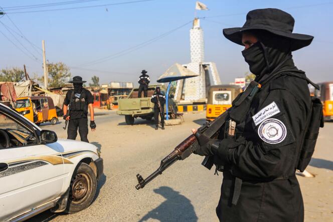 Un miembro de las fuerzas de seguridad talibanes hace guardia en un puesto de control el 6 de diciembre en Jalalabad.