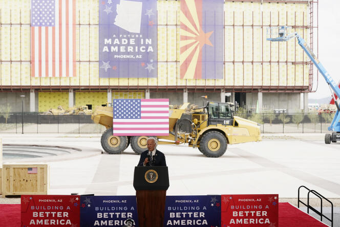 Le président américain Joe Biden inaugure le chantier d’une installation de fabrication de puces électroniques par le leader mondial du secteur, le taïwanais TSMC, à Phoenix, le 6 décembre 2022.
