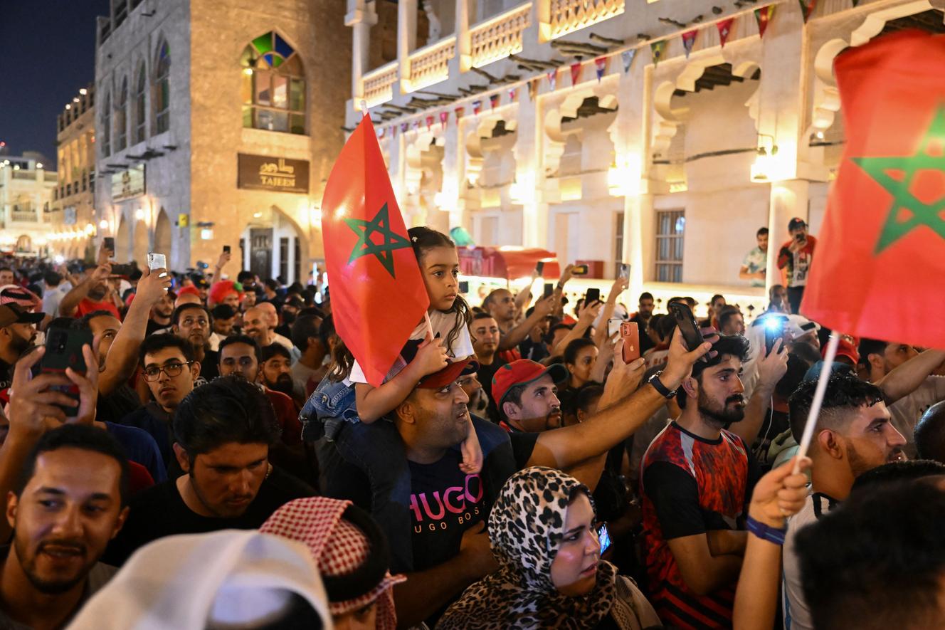 Des supporteurs de l’équipe du Maroc dans les rues de Doha, après leur victoire sur l’Espagne en huitièmes de finale de la Coupe du monde, le 6 décembre 2022.