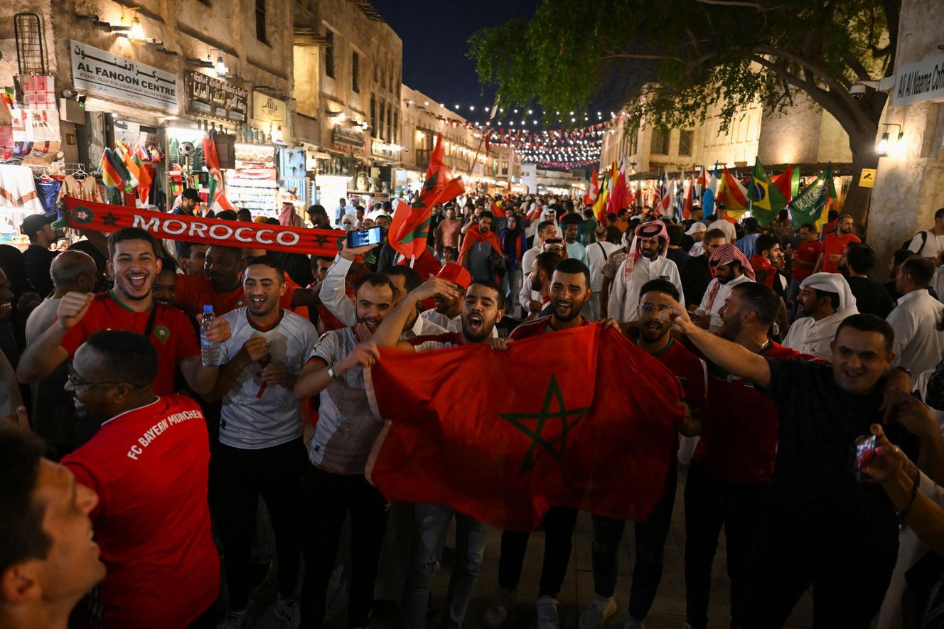 Des supporteurs de l’équipe du Maroc dans les rues de Doha, après leur victoire sur l’Espagne en huitièmes de finale de la Coupe du monde, le 6 décembre 2022.