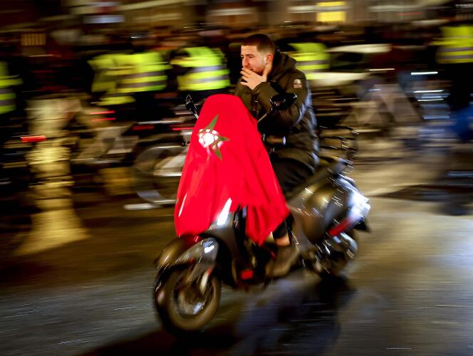 Un supporteur marocain dans les rues de La Haye, le 6 décembre 2022.