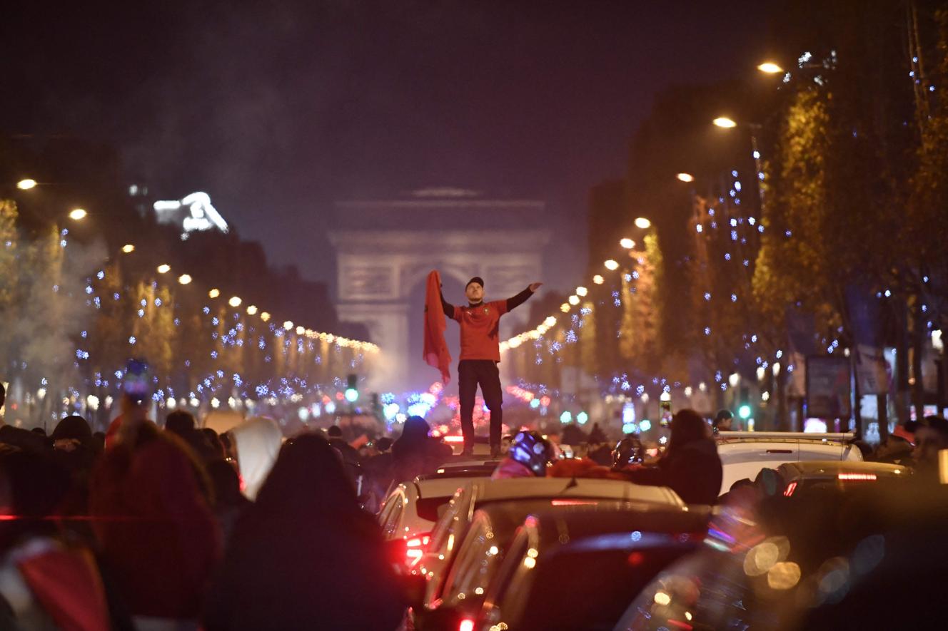 Na Polach Elizejskich w sobotę 10 grudnia było świątecznie, z klaksonami, rykiem silników, fajerwerkami i bombami dymnymi. (Zdjęcie: Julian De Rosa/AFP)