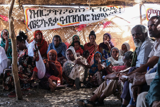 Dans le camp soudanais d’El-Hashaba, le 25 novembre 2022, des réfugiés tigréens assistent à une réunion organisée par les chefs de la communauté pour discuter des accords de paix signés à Pretoria entre le gouvernement fédéral et les Forces de libération du peuple du Tigré. « L’histoire et la grandeur du Tigré reviendront grâce à ses héros », peut-on lire sur la banderole accrochée sur la paroi du préau.