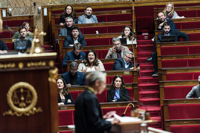 Elisabeth Borne répond aux oppositions à l’Assemblée nationale après le dépôt d’une motion de censure pour protester contre le recours au 49.3 sur le projet de loi de finances de la sécurité sociale, à Paris, le 2 décembre 2022. 
