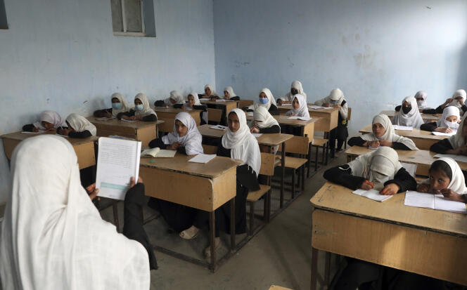 Inicialmente, a las niñas afganas de secundaria se les permitió tomar su examen final, antes de que los talibanes revocaran su decisión.