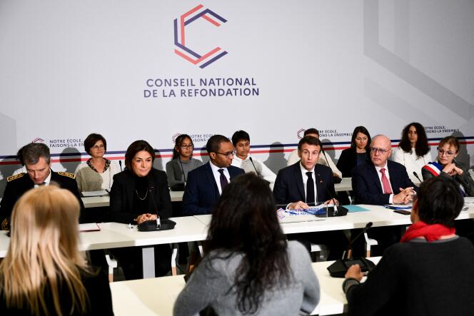 Emmanuel Macron et le ministre de l’éducation, Pap Ndiaye, lors d’une session du Conseil national de la refondation, au collège Jas-de-Bouffan, à Aix-en-Provence (Bouches-du-Rhône), le 5 décembre 2022.