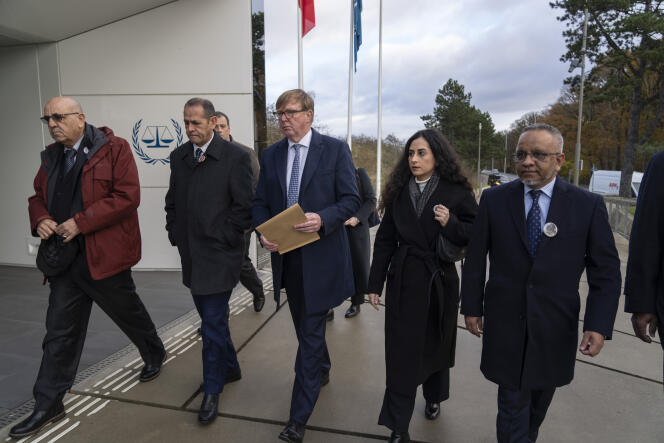 Maître Rodney Dixon, avocat de la chaîne qatarie Al-Jazira, au centre, et Lina Abu Akleh, nièce de Shireen Abu Akleh, à sa gauche, se rendent à la Cour pénale internationale de La Haye, au Pays-Bas, le 6 décembre 2022.