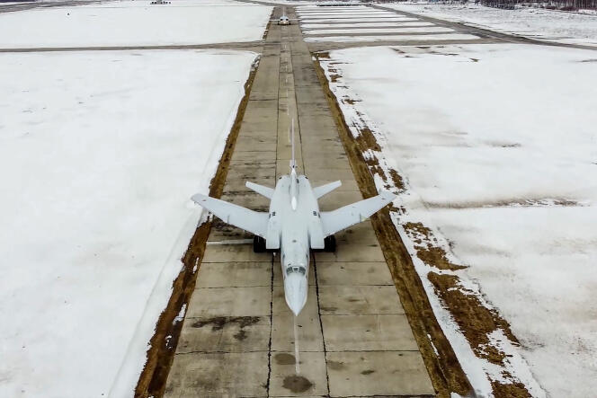 Le bombardier stratégique russe Tupolev Tu-22M3 Backfire, sur un champ de tir en Biélorussie, le 9 février 2022.