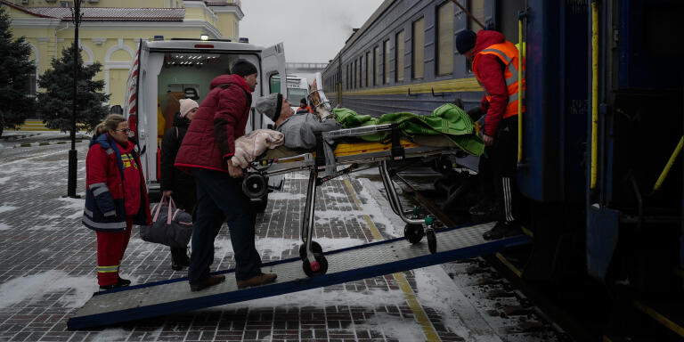 Yvan Tcharkovski, 64 ans, amputé d’une main et privé de l’usage de l’autre, avec le bassin fracturé suite à une frappe sur son immeuble, est évacué par des secouristes à bord d’un train en direction d’Odessa depuis la gare de Kherson, en Ukraine le 5 décembre 2022. LUCAS BARIOULET POUR «LE MONDE».