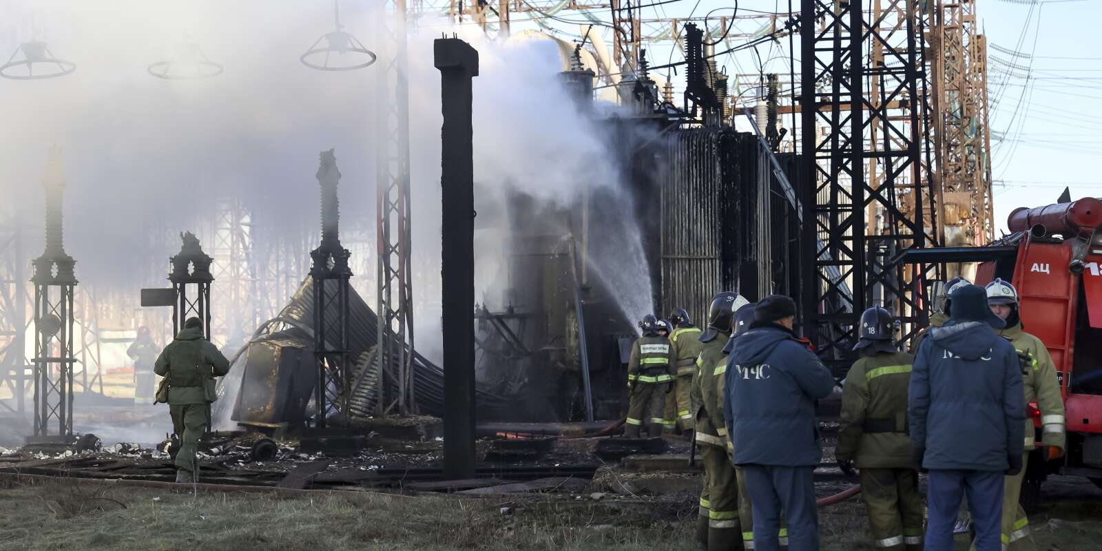 Des pompiers éteignent un incendie ayant endommagé des transformateurs dans la région de Donetsk, sous contrôle russe, le mardi 6 décembre 2022. 