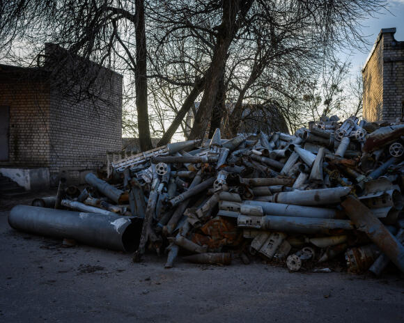 Des restes de missiles de l’armée russe ayant touché Kharkiv depuis l’invasion russe de l ’Ukraine sont stockés sur un terrain de la ville, le 7 décembre 2022.