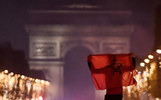Un supporteur du Maroc sur les Champs-Elysées, à Paris, le 6 décembre 2022.
