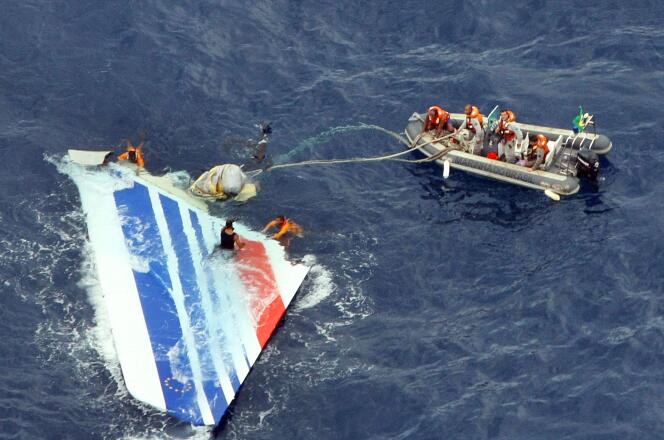 Des plongeurs récupèrent des parties de la queue de l’avion A330 d’Air France qui s’est écrasé en vol le 1er juin 2009 au-dessus de l’océan Atlantique alors qu’il volait de Rio de Janeiro à Paris, le 8 juin 2009.
