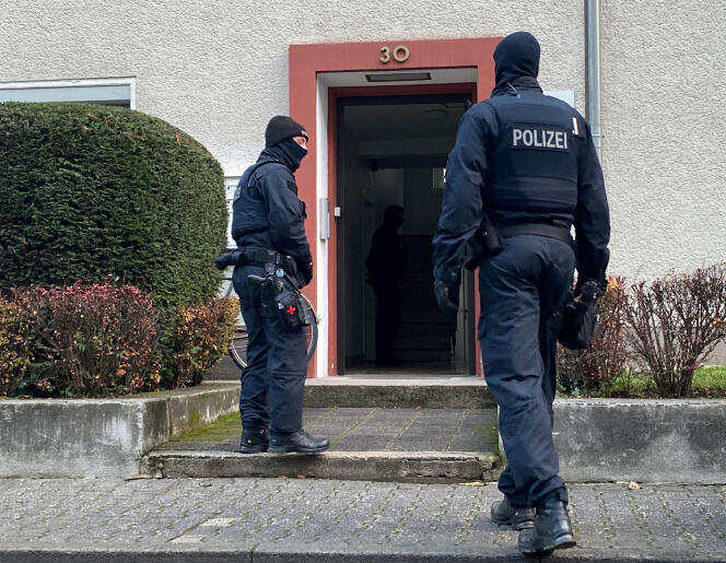 A Francfort, la police sécurise une zone après l’arrestation de vingt-cinq militants d’un groupuscule d’extrême droite, le 7 décembre 2022.