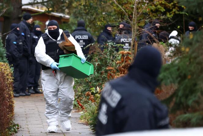 La police sécurise la zone après l’arrestation de 25 membres et sympatisants présumés d’un groupe d’extrême droite, à Berlin, le 7 décembre 2022.   